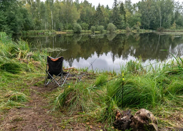 Landskap Med Sjö Strand Och Fiskares Tillbehör Lugn Sjö Vattenyta — Stockfoto