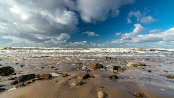 美丽的海景 海浪汹涌 海浪汹涌 美丽的蓝天和白云笼罩着大海 Vidzeme岩石海岸 撒拉哥里瓦农村地区 拉脱维亚 — 图库照片