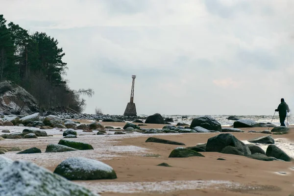 Ruínas Farol Silhueta Humana Beira Mar Praia Selvagem Costa Báltico — Fotografia de Stock