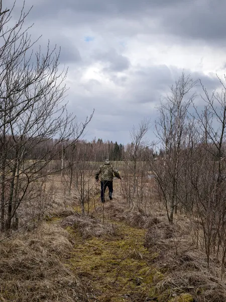Monotont Landskap Med Man Träsk Traditionell Träsk Vegetation Tidigt Våren — Stockfoto