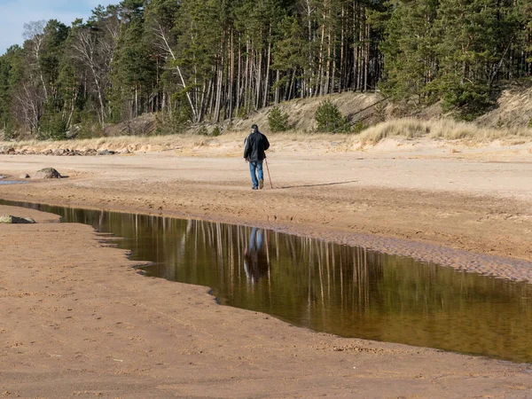 Vackert Landskap Med Havet Strand Man Går Vid Havet Vacker — Stockfoto