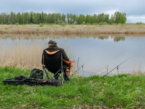 Paesaggio Primaverile Con Pescatore Sulla Riva Del Lago Accessori Pesca — Foto Stock