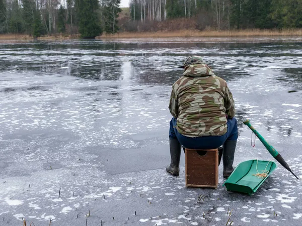 Pesca Pescadores Invierno Hielo Reflejos Superficie Del Hielo Siluetas Árboles —  Fotos de Stock