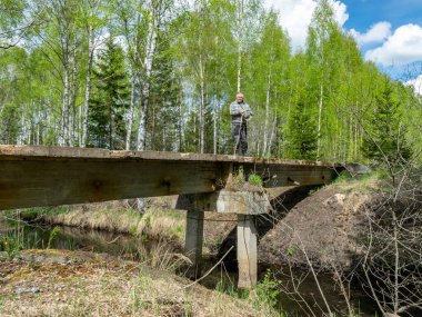 Tren için eski ve terk edilmiş beton bir köprüde, bataklık hendeğinin üzerinde bir köprüde bir turba treni köprüden geçti.