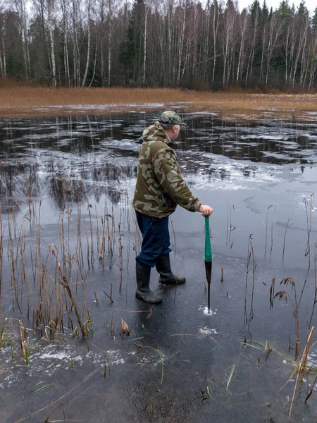 Pescador Invierno Comprueba Fuerza Espesor Del Hielo Deslumbramiento Superficie Del —  Fotos de Stock