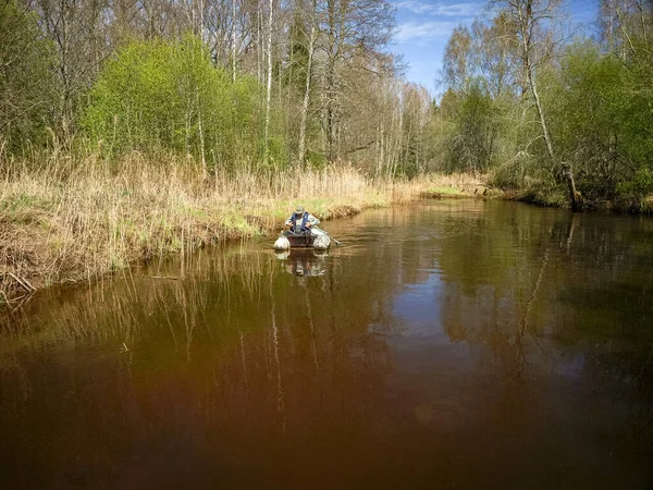 小さな野生の川の風景 最初の春の緑 ボートの漁師のシルエット 川の水の反射 — ストック写真