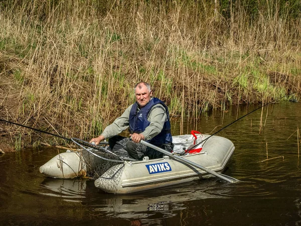 Vahşi nehir manzarası, tekne balıkçılığı, bahar manzarası