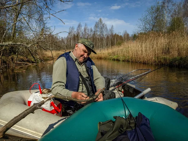 野生の川や船の漁師春の風景 — ストック写真