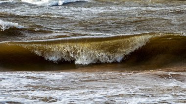 Sahilde güzel dalgalar, arka plan bulanıklığı ve güneş ışığı dalgaları, dramatik doğal arka plan, dalgalar ve su sıçramaları, Vidzeme kayalık kıyı kıyısı, Salacgriva kırsal alanı, Letonya