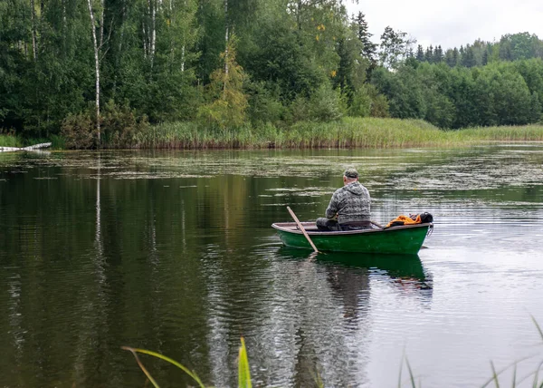 Landskap Med Fiskare Båt Lugn Sjö Vattenyta Träd Reflektioner Molnig — Stockfoto