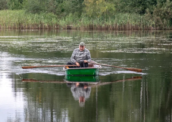 Paisaje Con Pescador Barco Superficie Tranquila Del Agua Del Lago —  Fotos de Stock