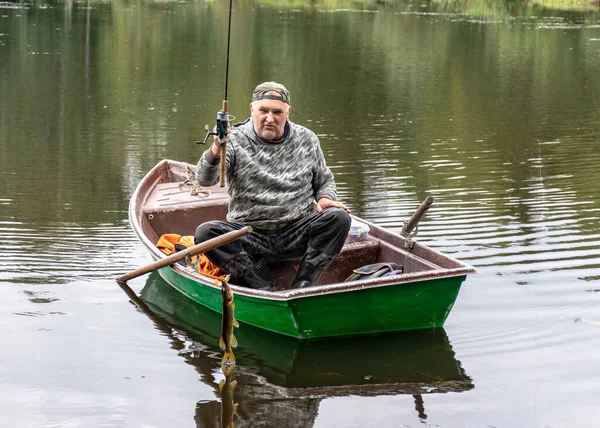 Landskap Med Fiskare Båt Liten Gädda Fäst Vid Fiskaren Lugn — Stockfoto