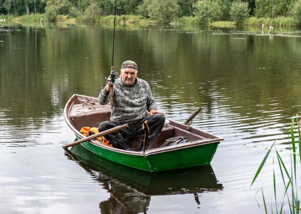 Landskap Med Fiskare Båt Liten Gädda Fäst Vid Fiskaren Lugn — Stockfoto