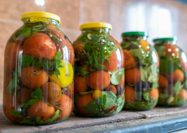 Fotografia Com Tomates Vermelhos Especiarias Verdes Frascos Vidro Legumes Enlatados — Fotografia de Stock