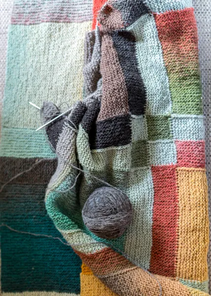 漂亮的针织羊毛围巾 毛线和木制针织球 针织背景和质地 手工编织图案背景 — 图库照片