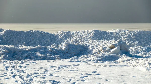 Paisagem Inverno Junto Mar Pedaços Gelo Nevado Junto Mar Dunas — Fotografia de Stock