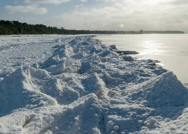 Zimní Krajina Moře Zasněžené Kusy Ledu Moře Duny Pokryté Bílou — Stock fotografie