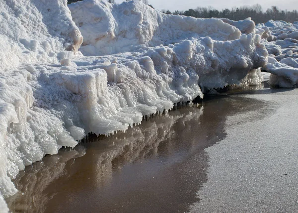 Zimní Krajina Moře Zasněžené Zajímavé Ledové Tvary Mořském Břehu Duny — Stock fotografie