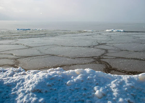 Verschillende Ijsformaties Zee Ijsstructuur Het Wateroppervlak Prachtige Winterdag Aan Zee — Stockfoto