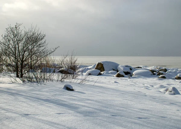 Piękny Zimowy Krajobraz Śladami Stóp Śniegu Białe Wydmy Pokryte Śniegiem — Zdjęcie stockowe