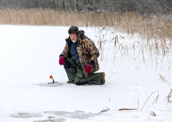 晴れた日に川の氷の上の冬の風景 冬のスポーツ 釣り人は湖での氷釣り 湖での冬の釣りを楽しんでいます — ストック写真