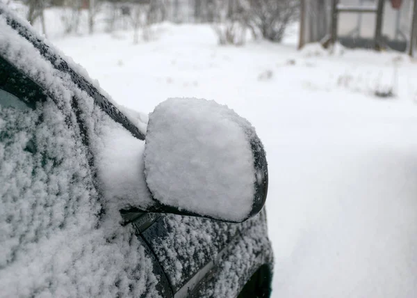 Čerstvý Sníh Pokrývá Okolí Auto Zrcadlo Sněhová Textura Kovovém Povrchu — Stock fotografie