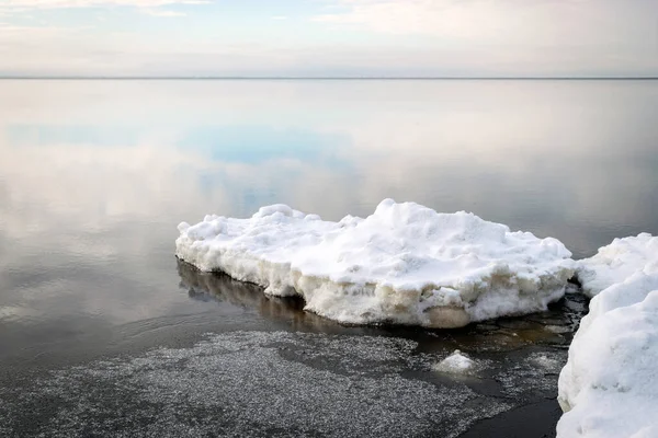 Pedaços Gelo Branco Flutuando Mar Paisagem Inverno Mar Água Calma — Fotografia de Stock