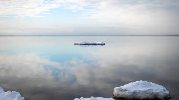 Pedaços Gelo Branco Flutuando Mar Paisagem Inverno Mar Água Calma — Fotografia de Stock