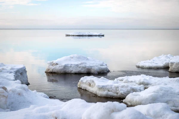 Pedaços Gelo Branco Flutuando Mar Paisagem Inverno Mar Água Calma — Fotografia de Stock