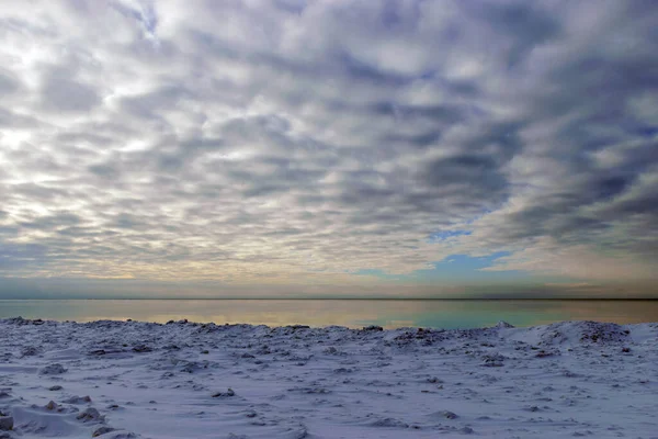 Winterse Zeegezicht Ijskoude Zee Prachtige Luchten Witte Stukken Ijs Aan — Stockfoto