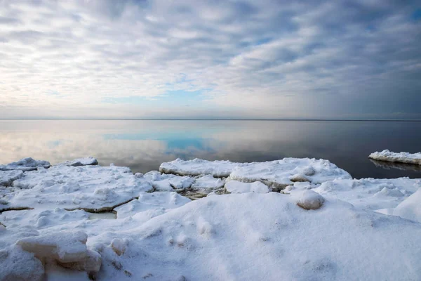 Winterlandschaft Langsam Gefrierendes Meer Herrlicher Himmel Weiße Eisstücke Meer Stockbild