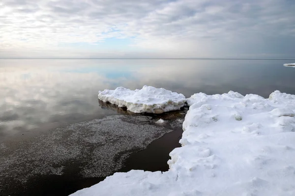 Winterlandschaft Langsam Gefrierendes Meer Herrlicher Himmel Weiße Eisstücke Meer lizenzfreie Stockbilder