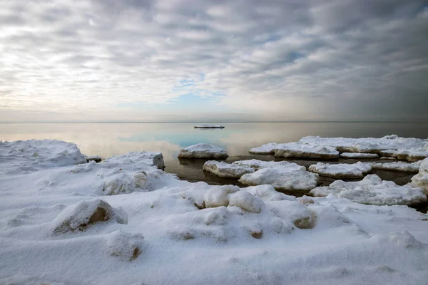 Winterlandschaft Langsam Gefrierendes Meer Herrlicher Himmel Weiße Eisstücke Meer Stockbild
