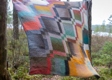 Güzel renkli yün örgü battaniye, hobi olarak örgü örmek, boş zaman geçirmek için iyi bir yol el işi.