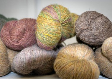 Yün iplikleri, iplik dokusuna yakın çekim, hobi olarak örgü örmek, el sanatları boş zaman geçirmek için iyi bir yoldur.