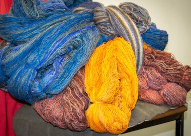 Yün iplikleri, iplik dokusuna yakın çekim, hobi olarak örgü örmek, el sanatları boş zaman geçirmek için iyi bir yoldur.