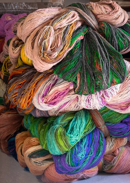 毛糸の糸 糸の質感のクローズアップ 趣味としての編み物 手工芸品は自由な時間を過ごすための良い方法です — ストック写真