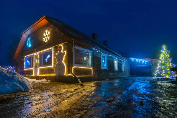 装飾されたクリスマスの庭 光の装飾 前景のぬれた道路上の色の光の反射と夜の風景 — ストック写真