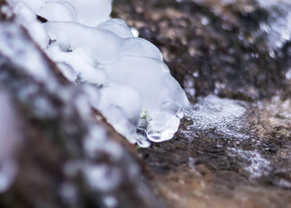 水在石灰石碎片上流动 流动的水结冰 形成各种美丽的形状 — 图库照片