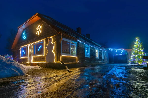 장식된 크리스마스 앞쪽에 위에서 반사되는 색광등으로 이루어진 스톡 사진