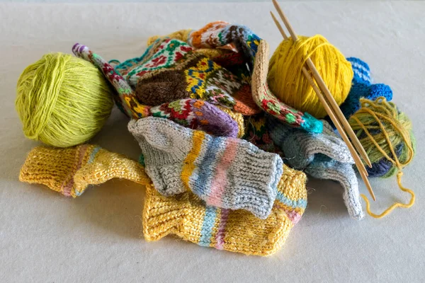 Bastelkonzept Bunte Gestrickte Socken Stricken Als Hobby Eine Gute Möglichkeit — Stockfoto