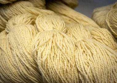 Yün iplikleri, iplik dokusuna yakın çekim, hobi olarak örgü örmek, el sanatları boş zaman geçirmek için iyi bir yoldur.