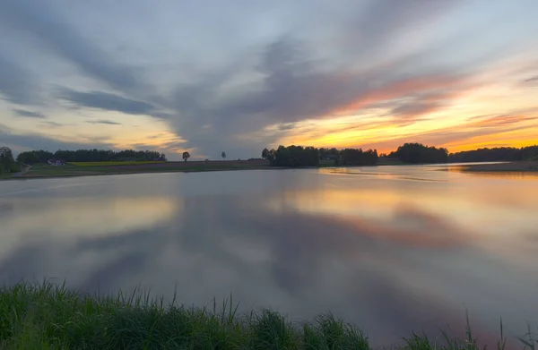 Rozmyty Widok Panoramiczny Kolorowy Zachód Słońca Nad Jeziorem Długotrwała Ekspozycja — Zdjęcie stockowe