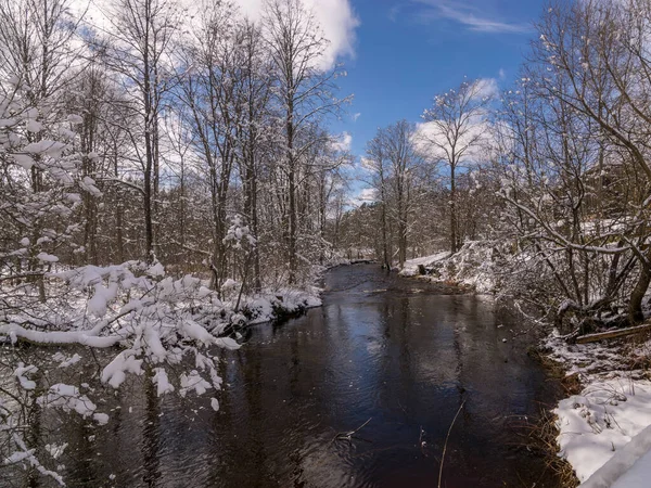Paisaje Invierno Con Río Salvaje Flujo Rápido Tierra Cubierta Nieve — Foto de Stock