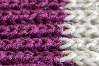 El işi konsepti, örgü yazısına yakın çekim, hobi olarak örgü örmek, boş zaman geçirmek için iyi bir yoldur.