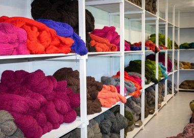 Yün iplik iplikleri, raflara dizilmiş renkli iplikler, hobi olarak örgü örmek, boş zaman geçirmek için iyi bir yol el işi.