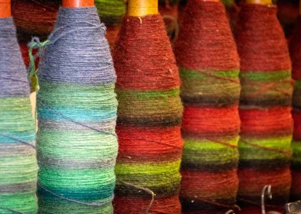 毛纱线 彩纱线轴 古老的加工方法 编织作为一种业余爱好 业余时间的一个好方法就是手工艺品 — 图库照片
