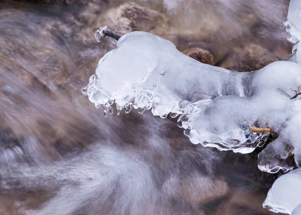 水在石灰石碎片上流动 流动的水结冰 形成各种美丽的形状 — 图库照片