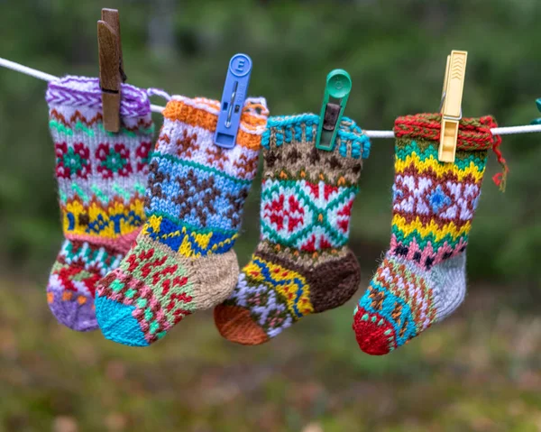 摄影与针织袜子 袜子挂在绳子上 手工艺品的概念 编织作为一种业余爱好 手工艺品是消磨时光的好方法 — 图库照片