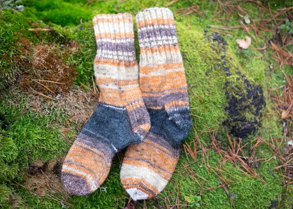 Fotografie Mit Gestrickten Socken Auf Naturerdgrund Bastelkonzept Stricken Als Hobby — Stockfoto